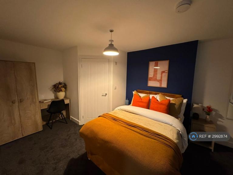 Room Holmes Carr Crescent in Doncaster