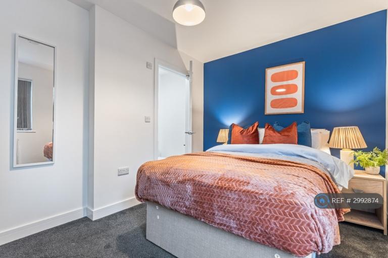 Room Holmes Carr Crescent in Doncaster