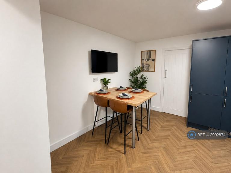Room Holmes Carr Crescent in Doncaster