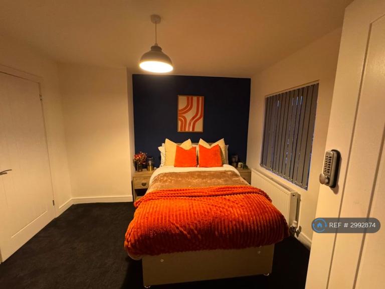 Room Holmes Carr Crescent in Doncaster