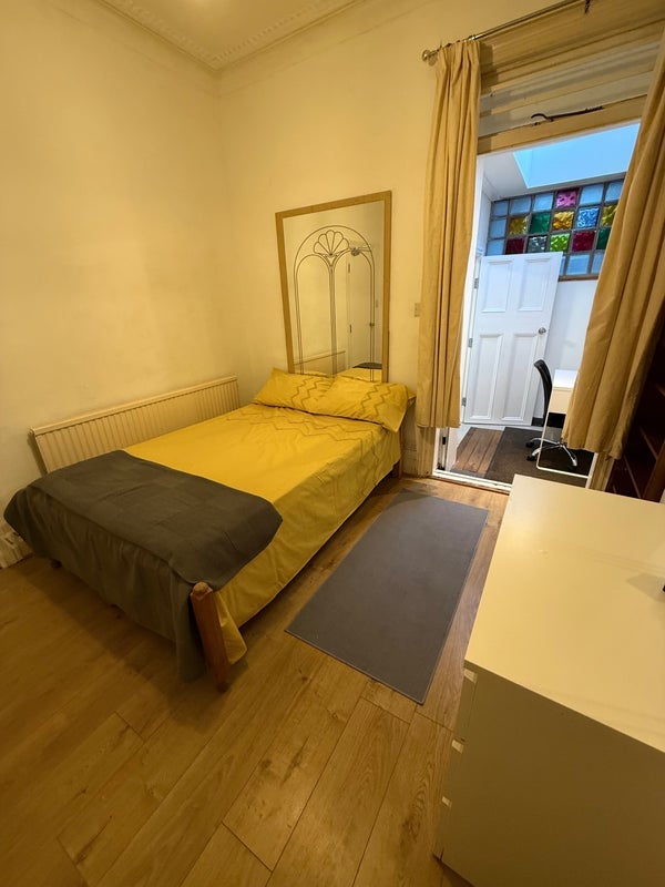 Room Rhodesia Road in Greater London
