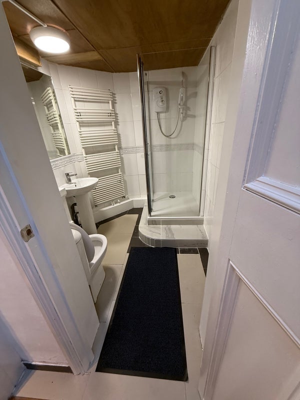 Room Rhodesia Road in Greater London