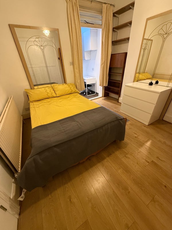 Room Rhodesia Road in Greater London
