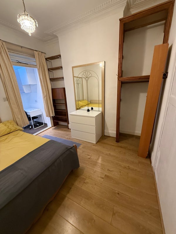 Room Rhodesia Road in Greater London