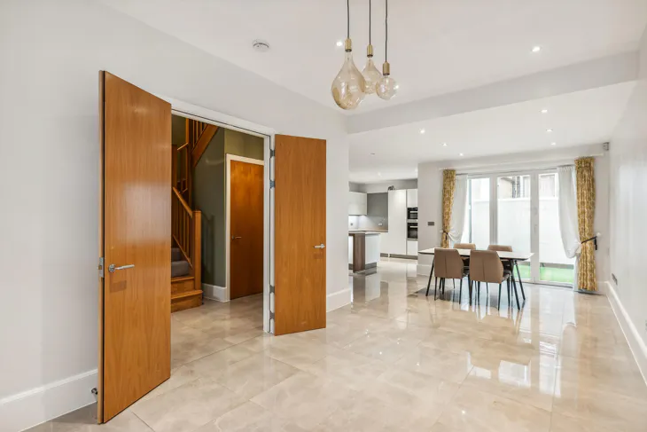 Flat Pembridge Road in Greater London