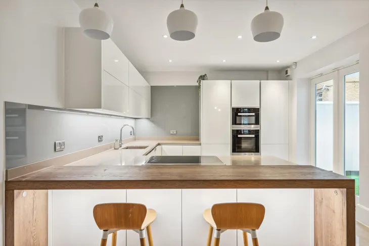 Flat Pembridge Road in Greater London