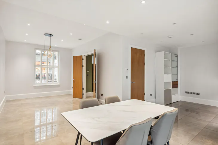 Flat Pembridge Road in Greater London