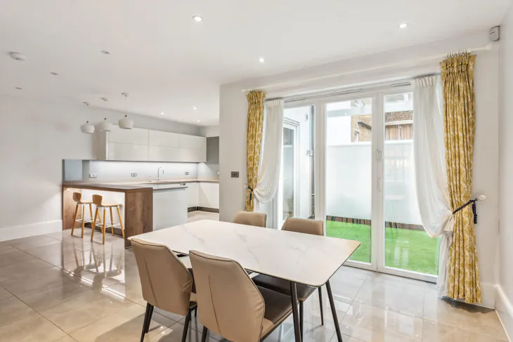 Flat Pembridge Road in Greater London