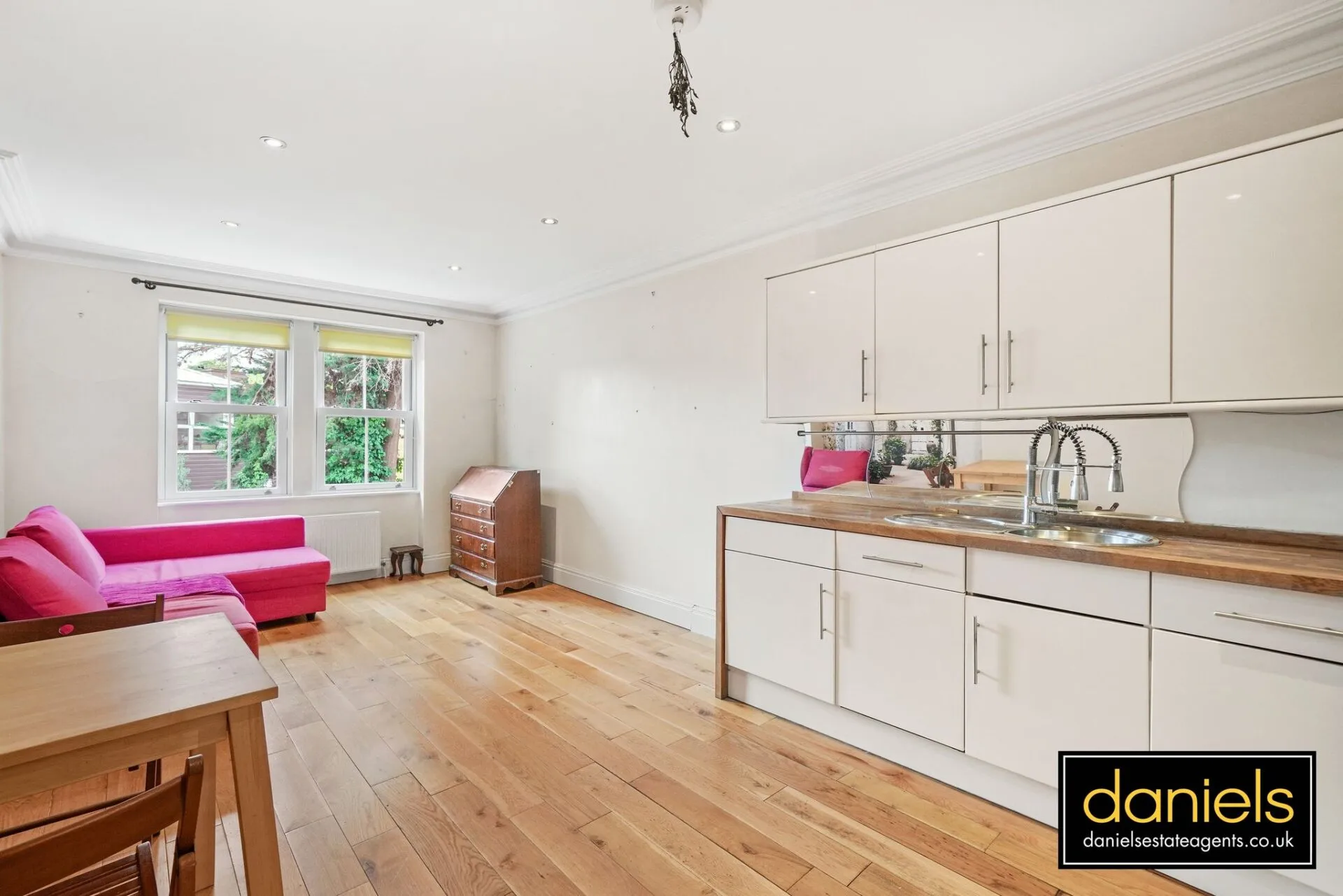 Flat Harlesden Gardens in Greater London