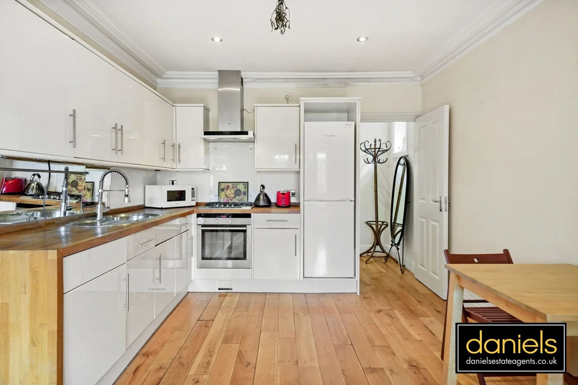 Flat Harlesden Gardens in Greater London
