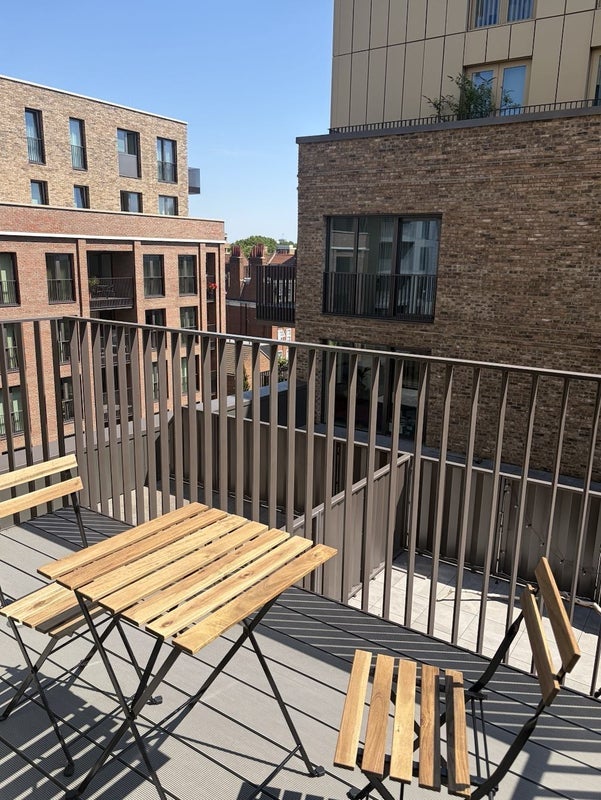 Flat Cendal Crescent in Greater London