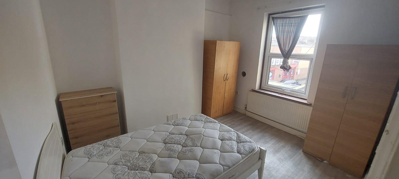 Flat Effingham Road in Greater London