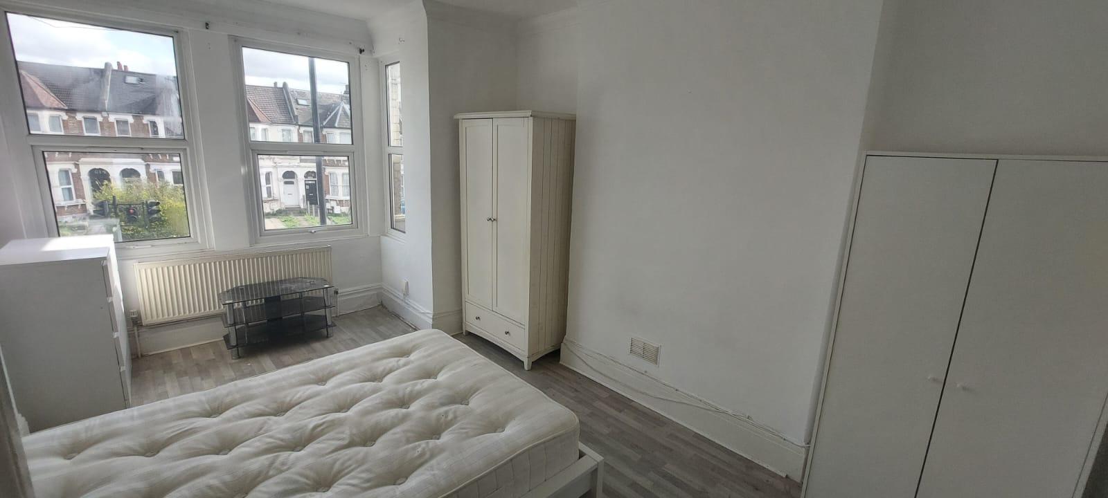 Flat Effingham Road in Greater London