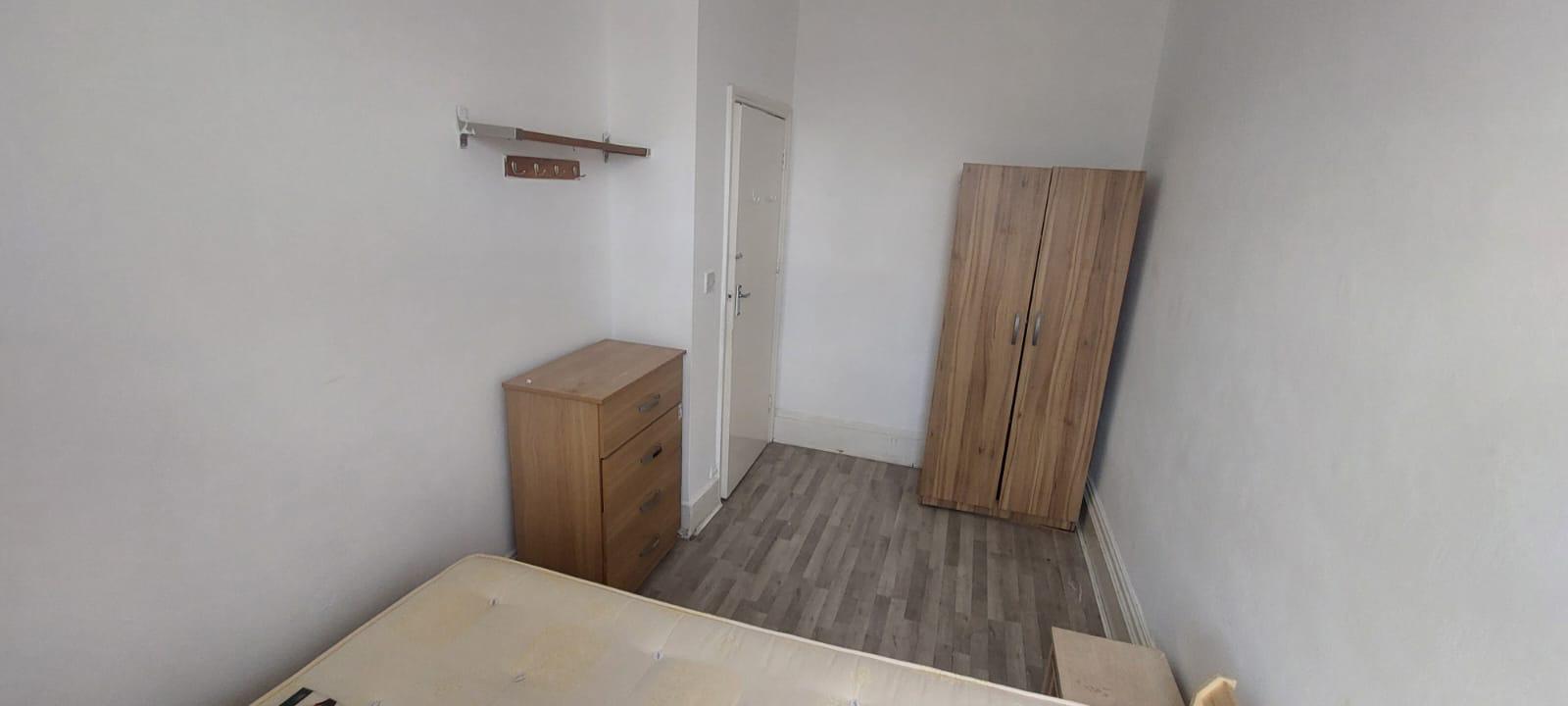 Flat Effingham Road in Greater London