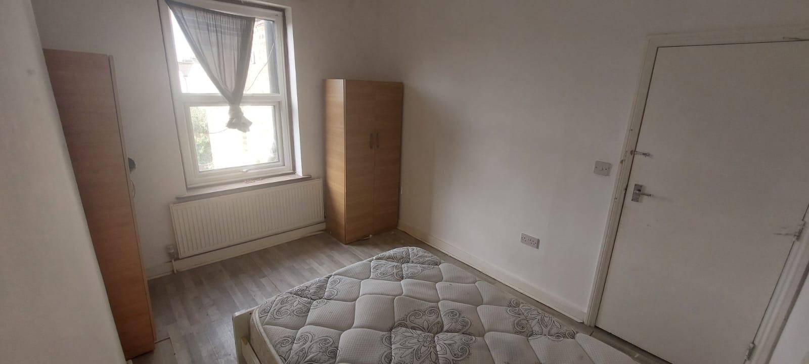 Flat Effingham Road in Greater London