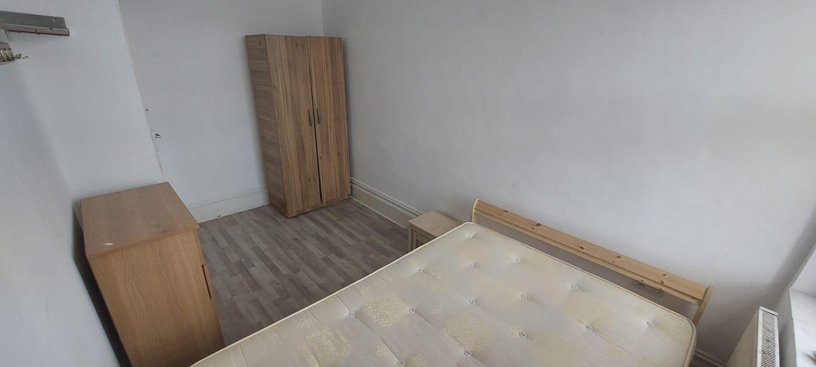 Flat Effingham Road in Greater London