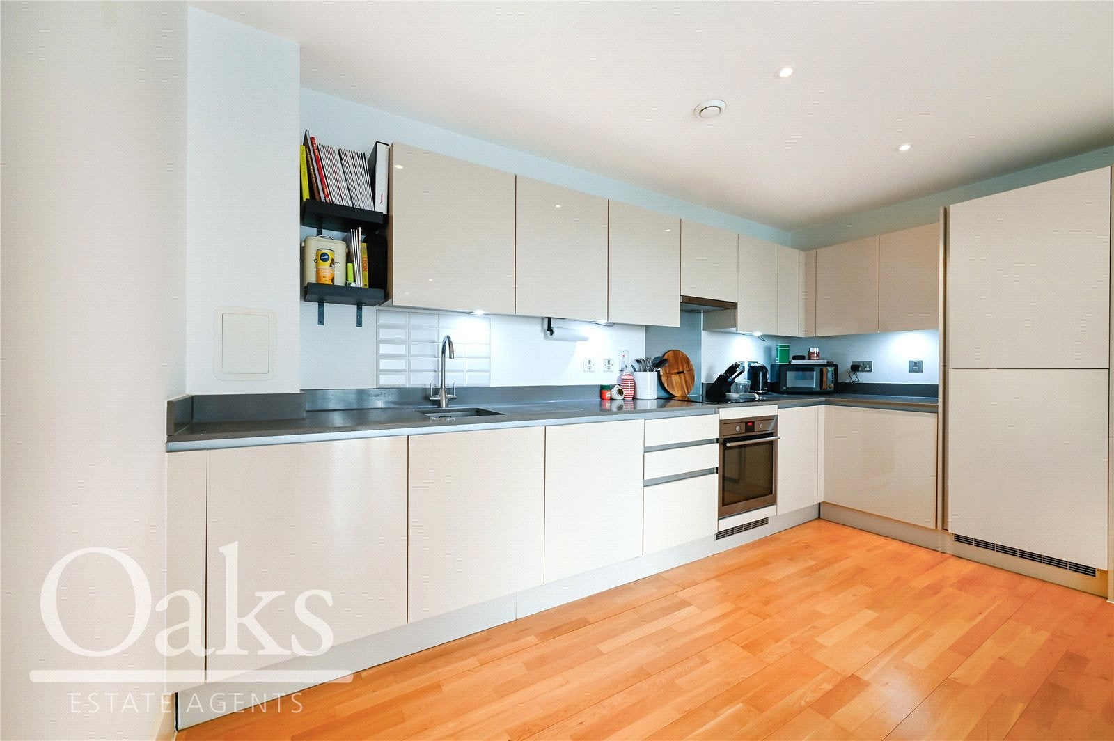 Flat Ellora Road in Greater London