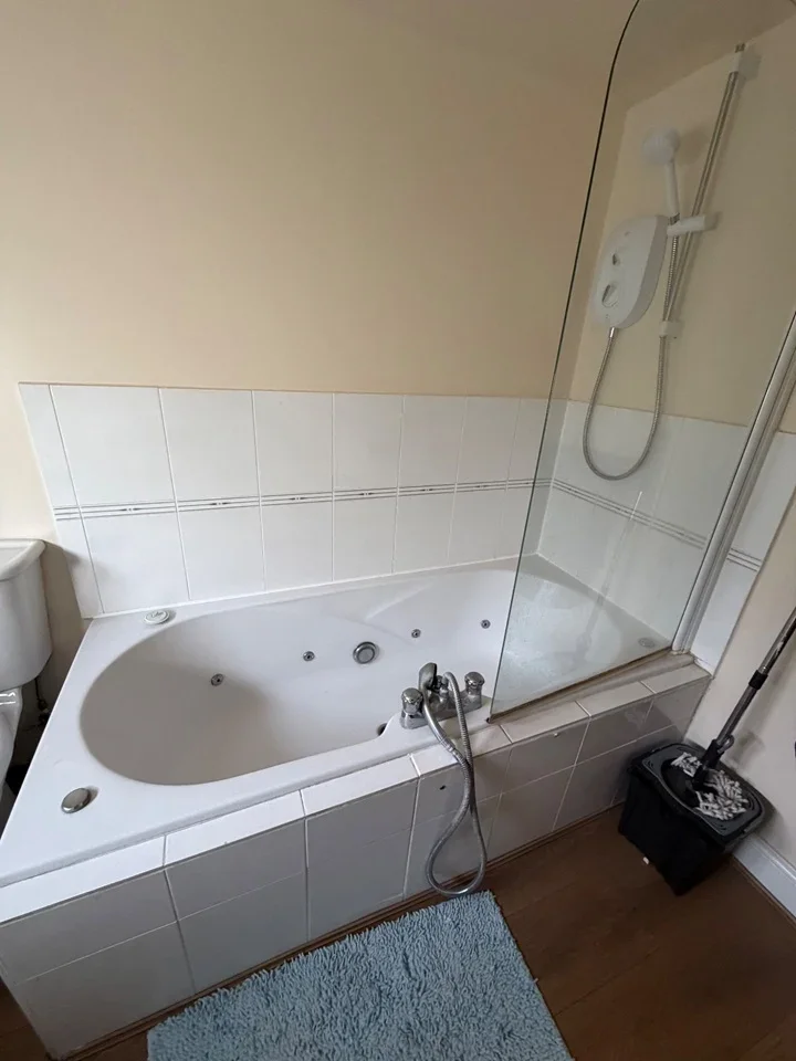 Room Wentworth Avenue in Greater London