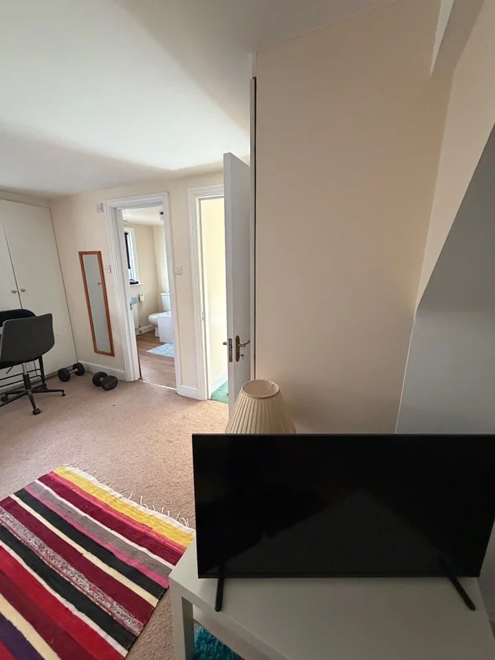 Room Wentworth Avenue in Greater London