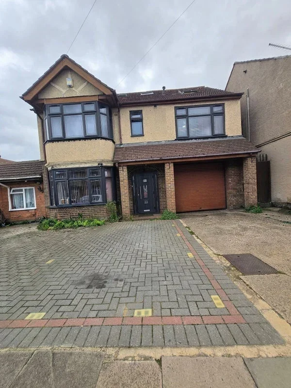 Room Waller Avenue in Luton