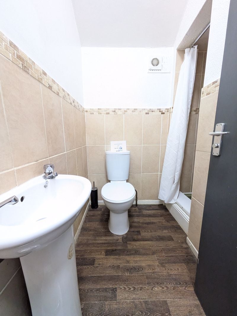 Room Wood Street in Erewash