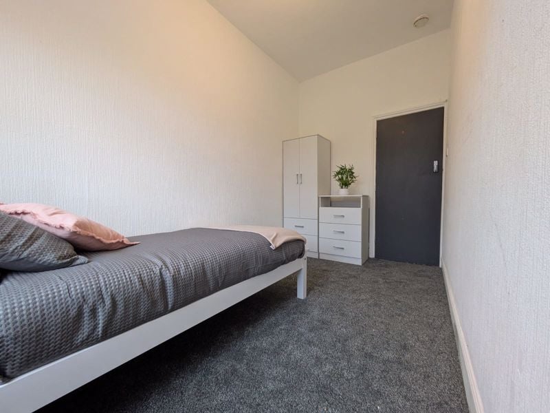 Room Wood Street in Erewash