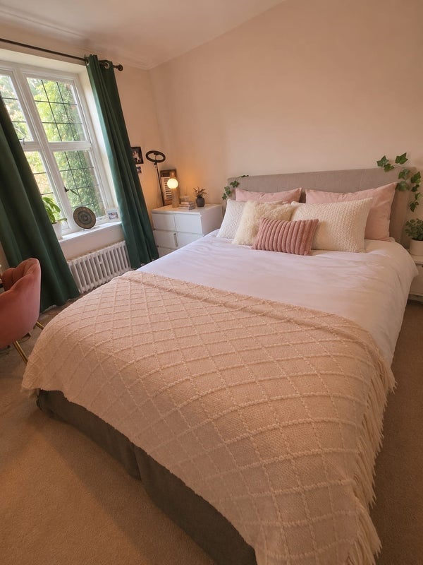 Room Highlands Heath in Greater London