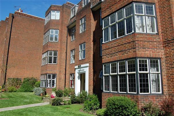 Room Highlands Heath in Greater London