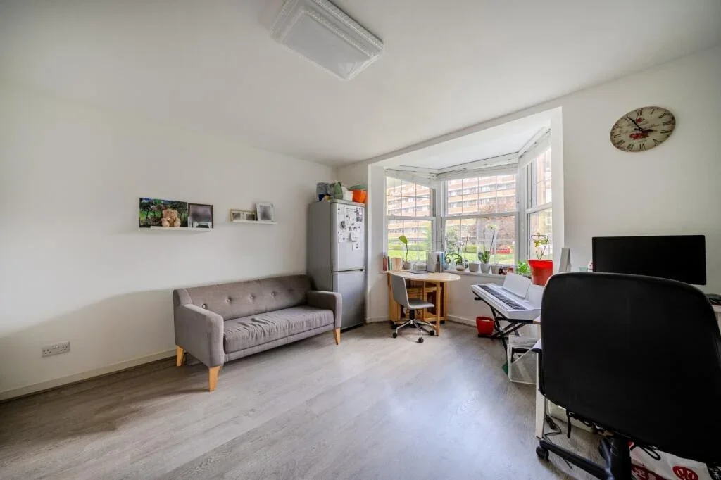 Flat Becklow Gardens in Greater London