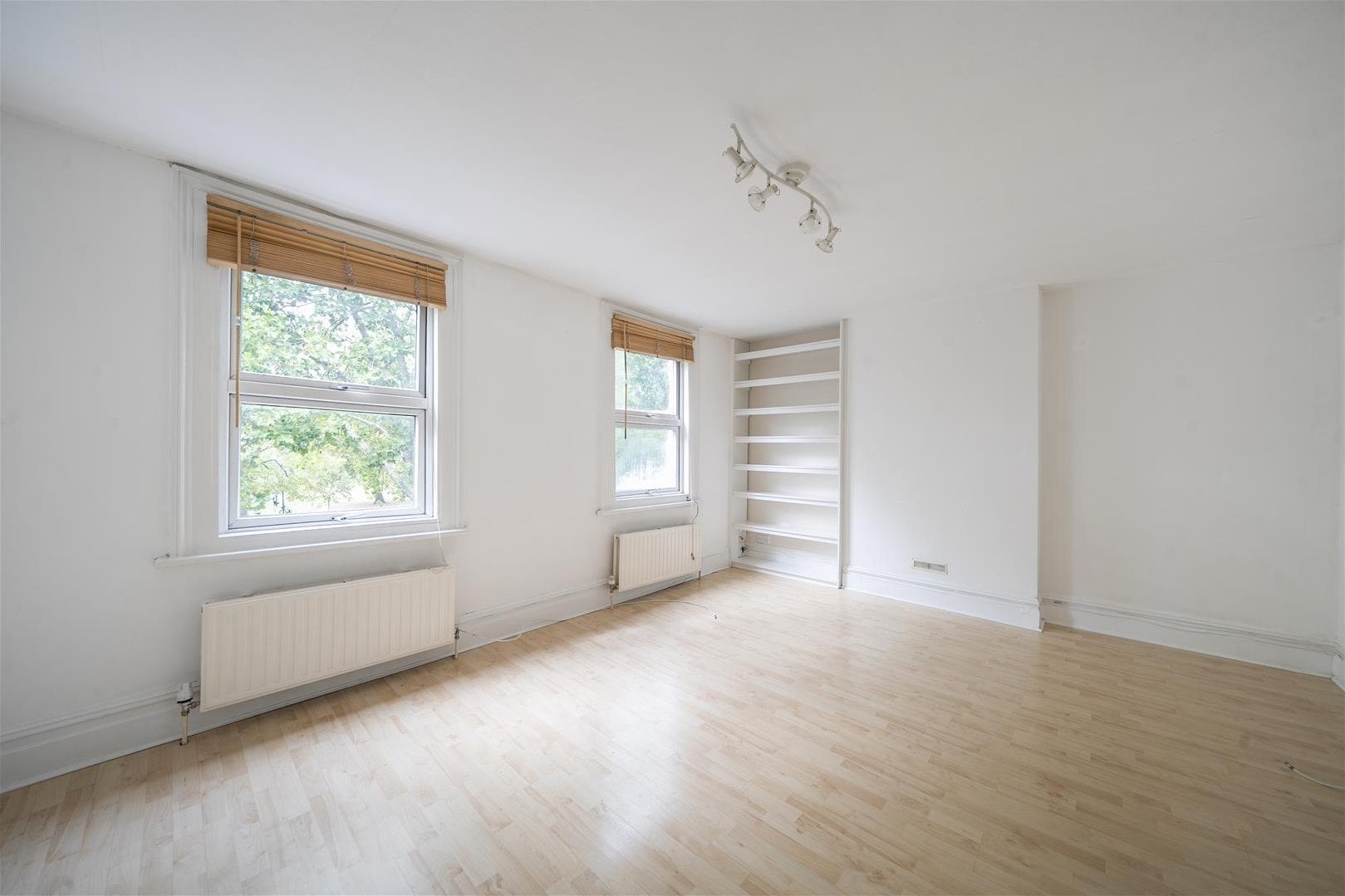 Flat Fortune Green Road in Greater London