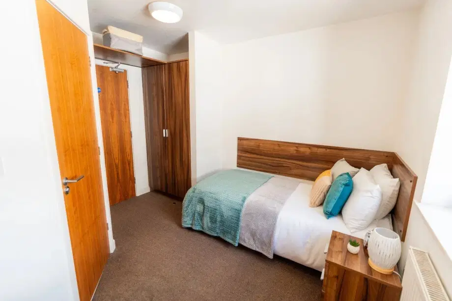 Flat Old Montague Street in Greater London