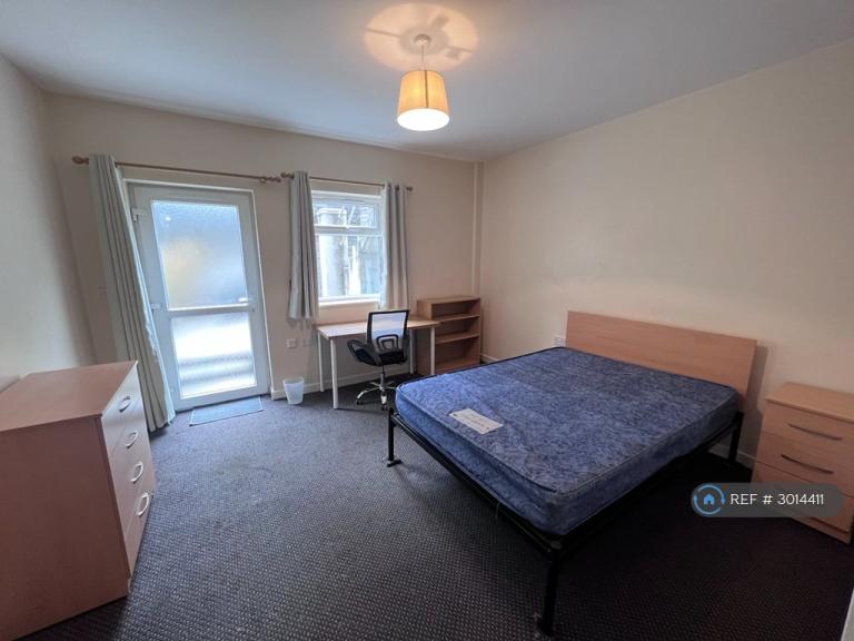 Room St. Helens Avenue in Swansea