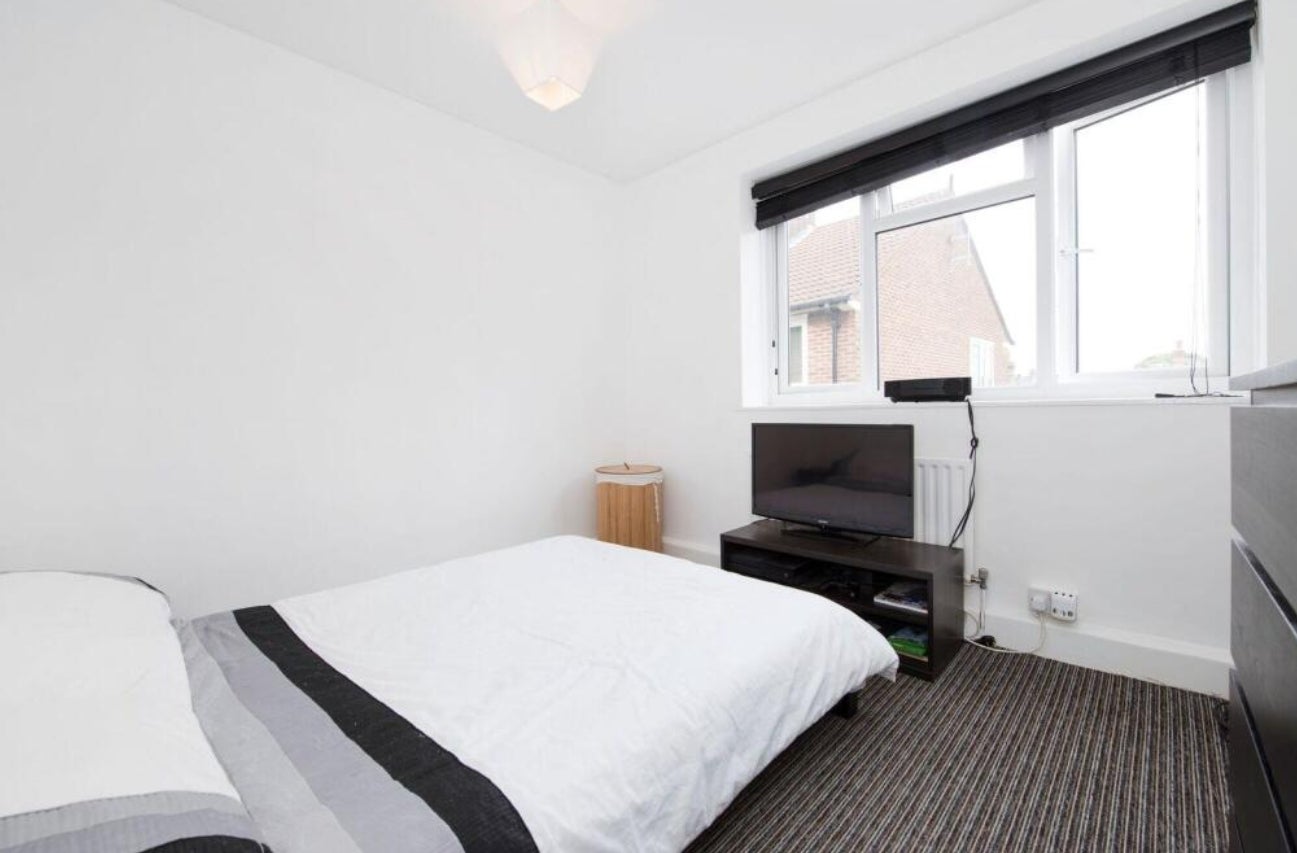 Flat Elizabeth Gardens in Greater London