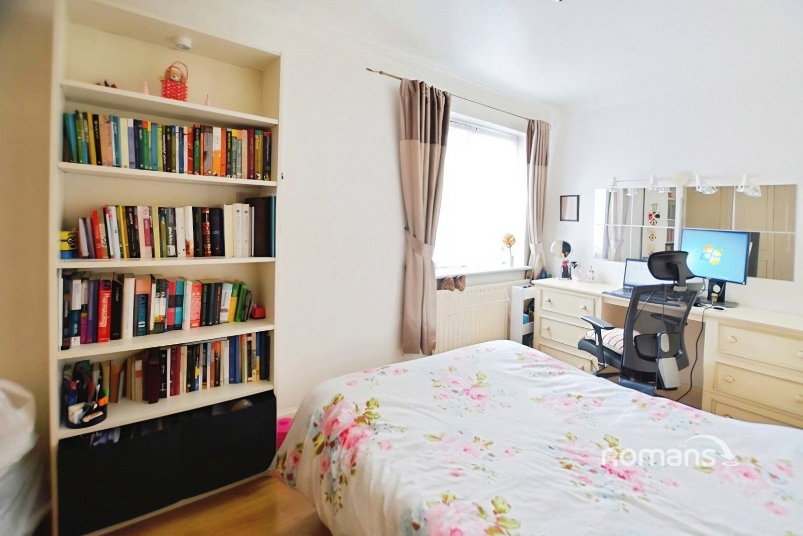 Flat Rockingham Parade in London