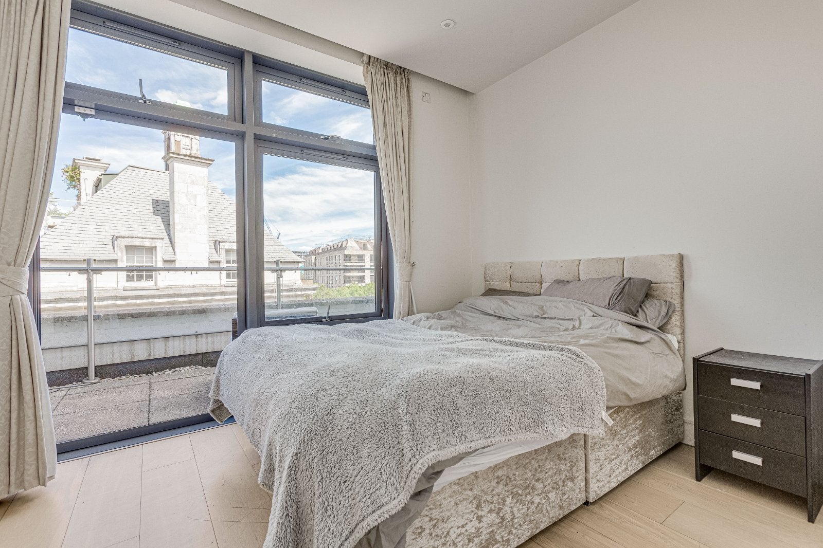Flat Market Place in Greater London