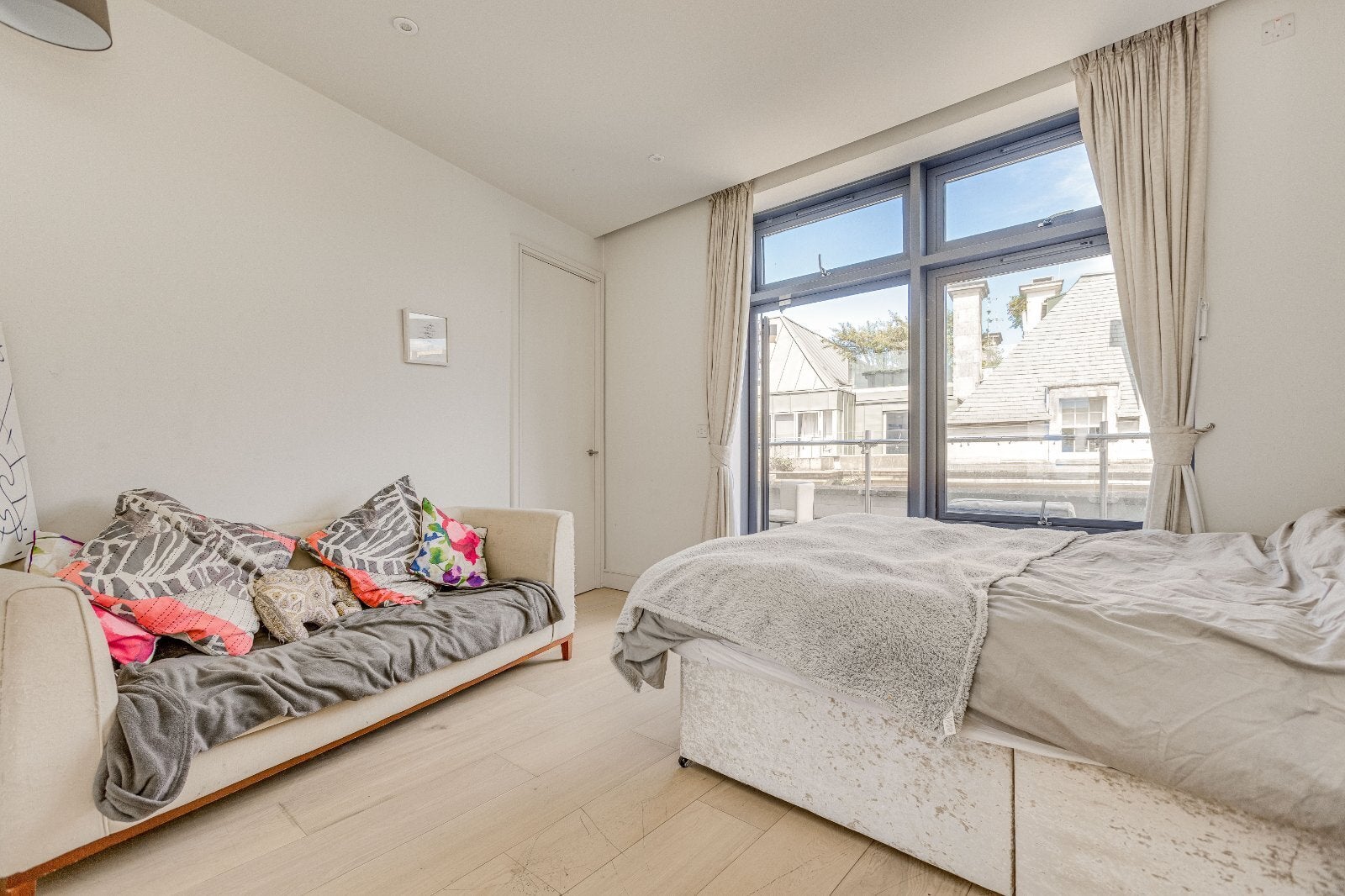 Flat Market Place in Greater London
