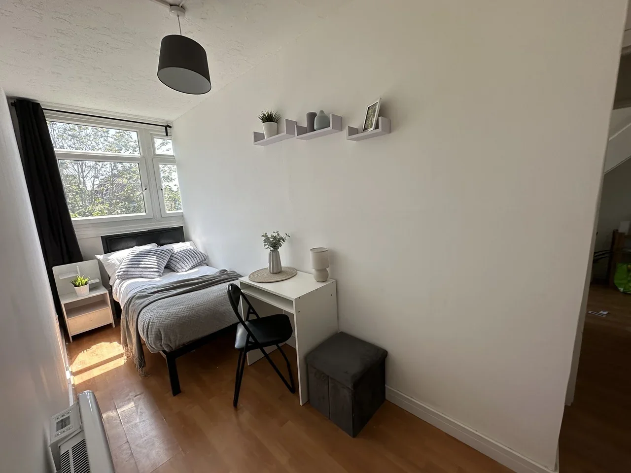 Room Cable Street in Greater London