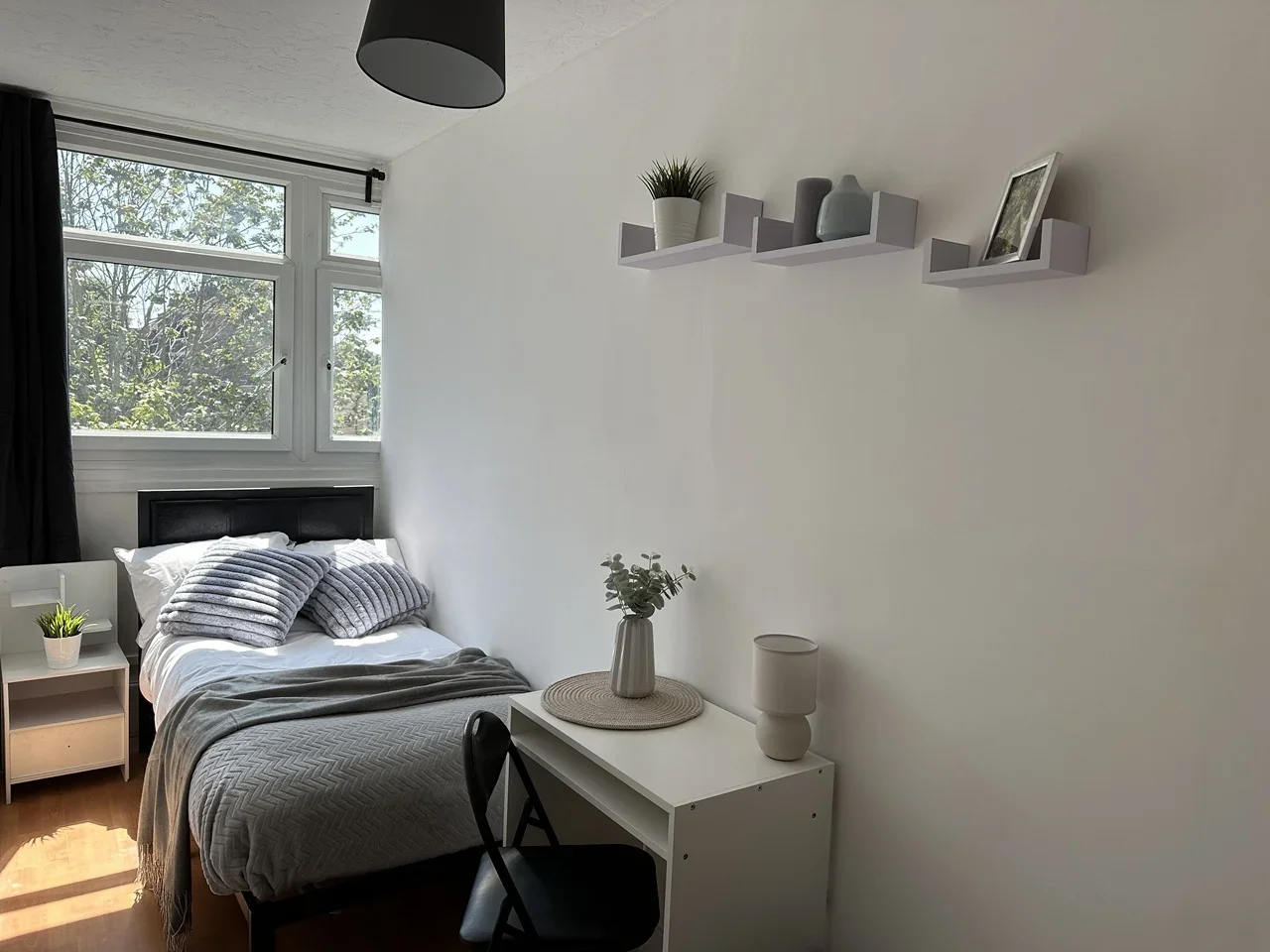 Room Cable Street in Greater London