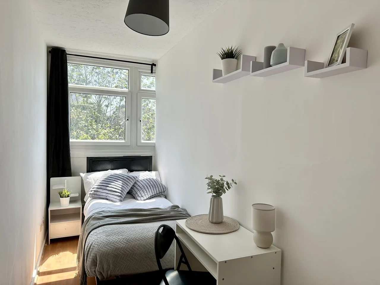 Room Cable Street in Greater London
