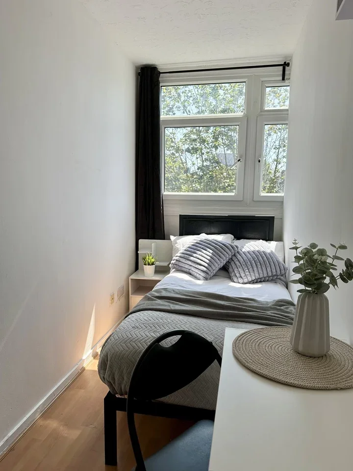 Room Cable Street in Greater London