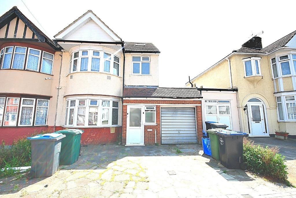 Flat Kathleen Avenue in Greater London