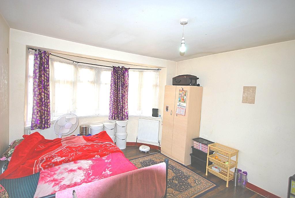 Flat Kathleen Avenue in Greater London