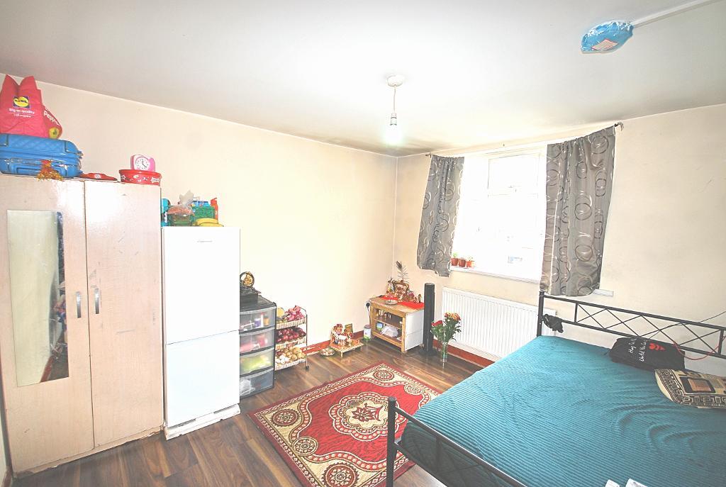 Flat Kathleen Avenue in Greater London