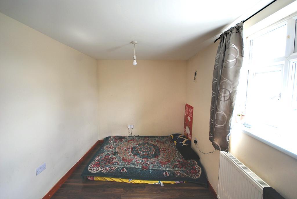 Flat Kathleen Avenue in Greater London