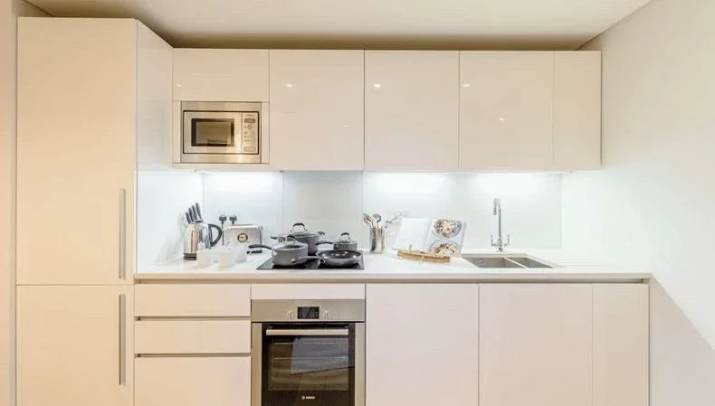 Flat Bromehead Street in Greater London