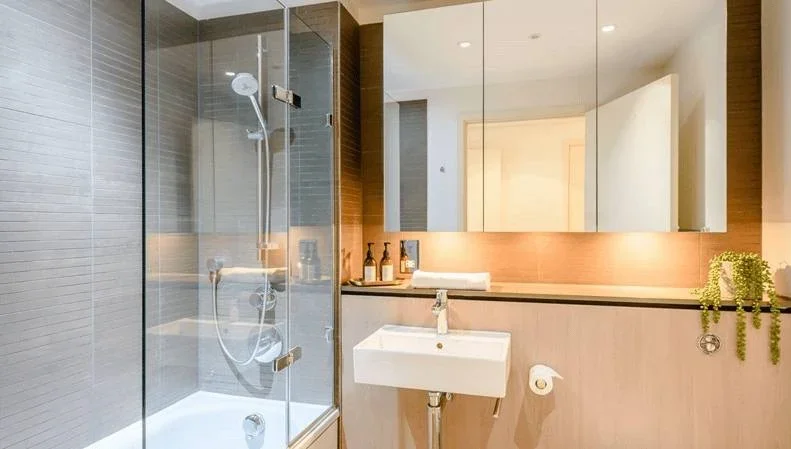 Flat Bromehead Street in Greater London