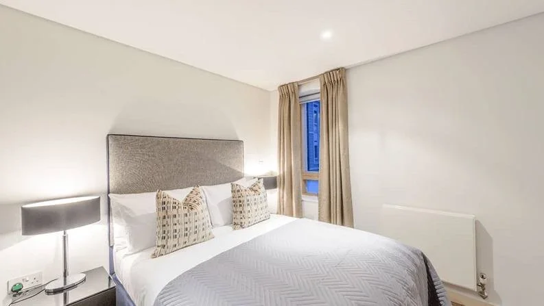 Flat Bromehead Street in Greater London