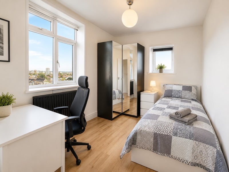Room Allen Edwards Drive in Greater London