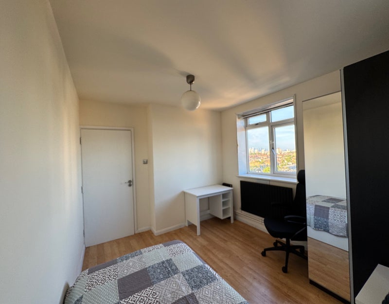 Room Allen Edwards Drive in Greater London