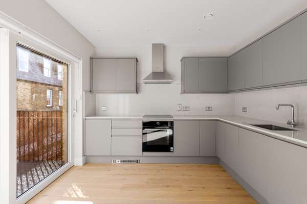 Flat Clapham High Street in Greater London